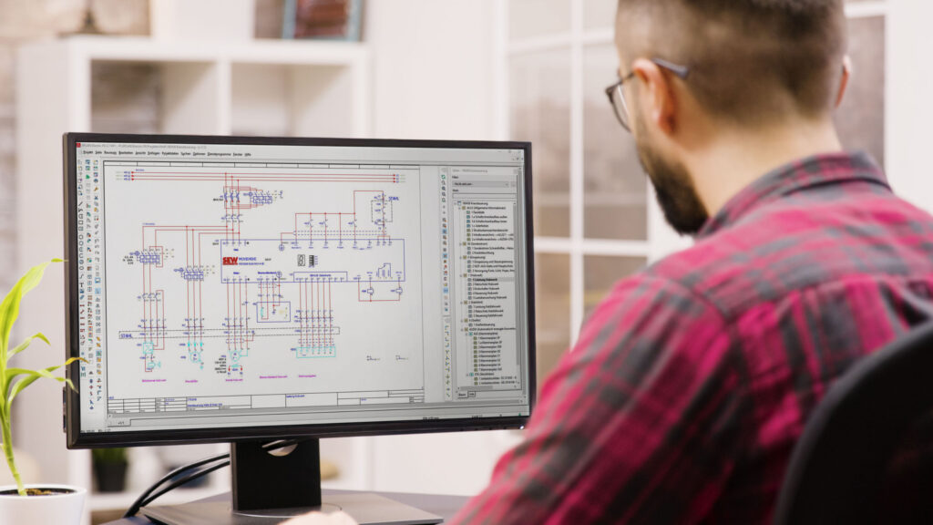 Mitarbeiter arbeitet an einem Schaltplan in EPlan